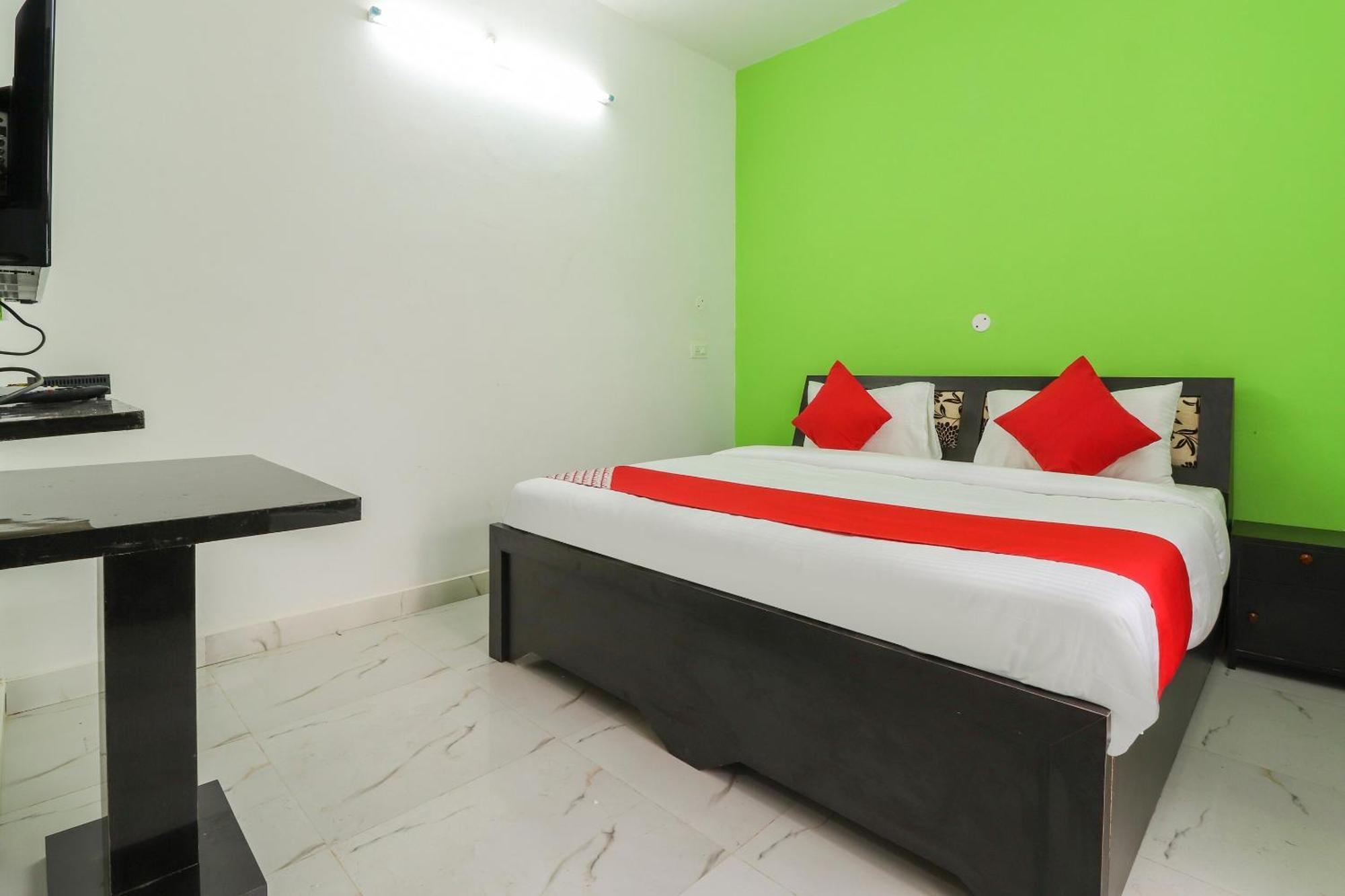 OYO 60739 Vedanta Rass Residency Hotell Lucknow Exteriör bild