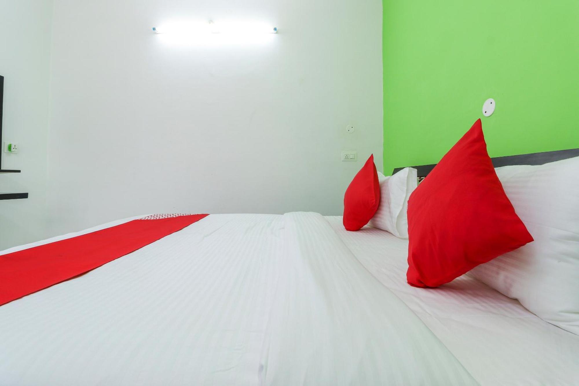 OYO 60739 Vedanta Rass Residency Hotell Lucknow Exteriör bild